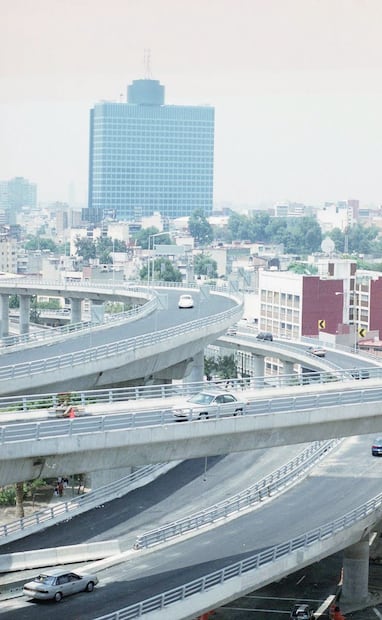 Los carriles elevados pasaron a formar parte del paisaje urbano de CDMX al mismo tiempo que dio un nuevo ángulo para apreciar el horizonte de la metrópoli. Foto: Jorge Serratos/Archivo EL UNIVERSAL.