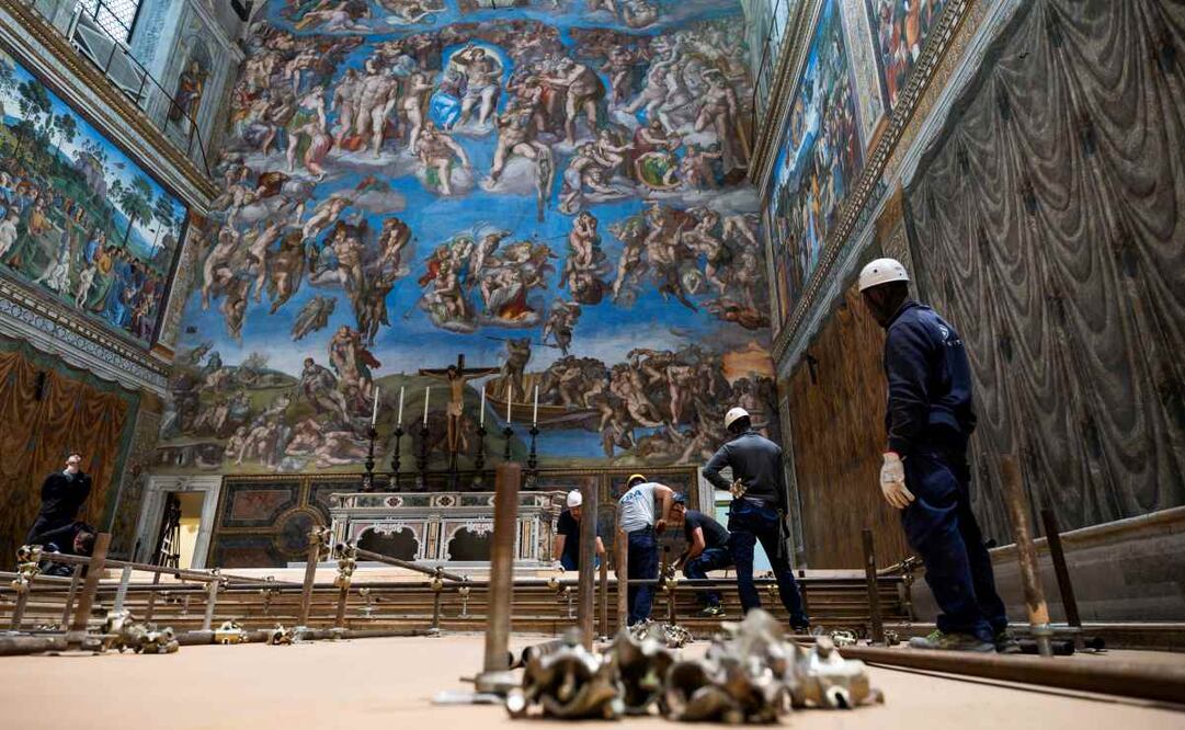 En esta imagen, tomada el 28 de abril de 2025 y distribuida por el Vaticano el 3 de mayo de 2025, operarios preparan el interior de la Capilla Sixtina para el cónclave que elegirá al nuevo papa, con el fresco "El juicio final", de Michelangelo Buonarroti, de fondo. Foto: AP