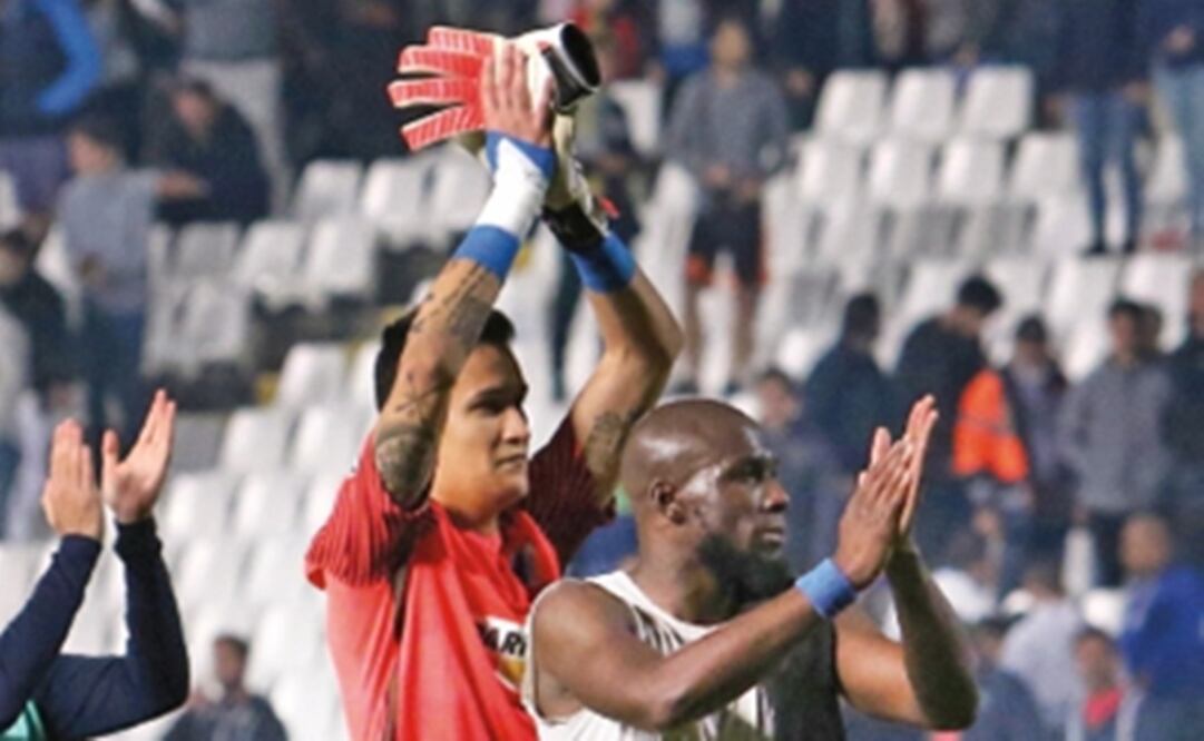 El portero mexicano del APOEL, debutó en Champions. (YIANNIS KOURTOGLOU. REUTERS)