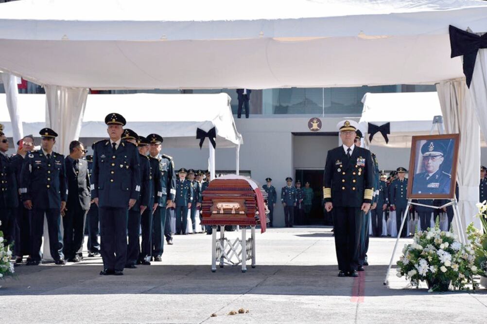 Con un homenaje de cuerpo presente se le dio el último adiós al general de División Diplomado de Estado Mayor Retirado Antonio Riviello Bazán, ex titular de la Secretaría de la Defensa Nacional, en la explanada del Heroico Colegio Militar. (PRESIDENCIA)