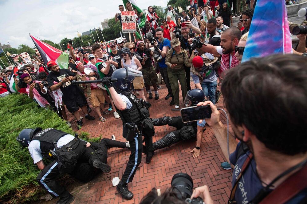 Manifestantes propalestinos y policía se enfrentaron en Union Station en Washington,durante una protesta contra la visita del primer ministro israelí, Benjamin Netanyahu, a Estados Unidos. Foto: AFP