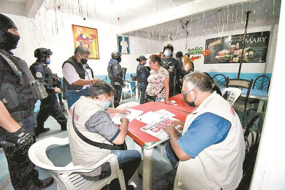 Transgresión. Autoridades también clausuraron tres comercios que seguían ofreciendo bebidas alcohólicas. Foto: ESPECIAL