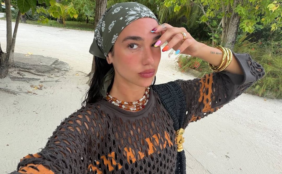 Dua Lipa impone tendencia con uñas francesas de varios colores. Foto: Instagram @dualipa