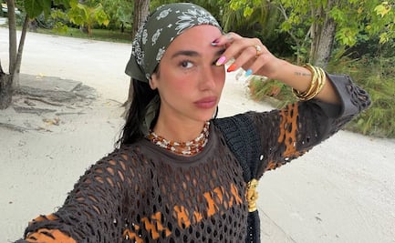 Dua Lipa luce la manicura francesa multicolor que querrás llevar