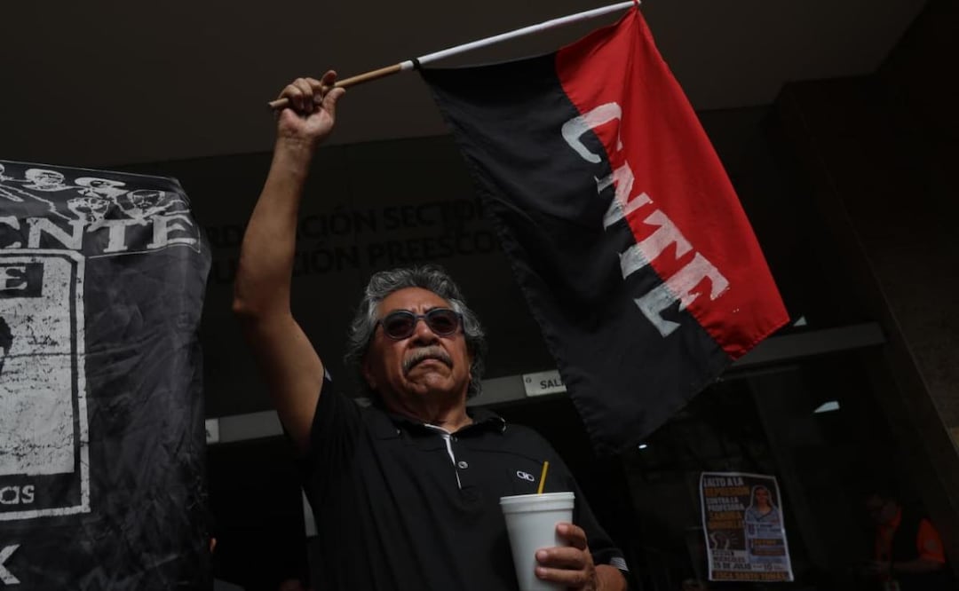 Maestros de la CNTE vuelven a manifestarse en CDMX afuera de la Coordinación General de Recursos Humanos de la Autoridad Educativa Federal (16/07/2026). Foto: Gabriel Pano / EL UNIVERSAL