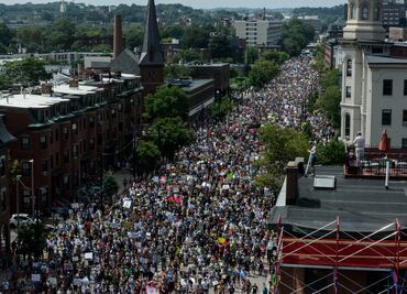 Miles marchan contra el racismo en Boston; hay 8 detenidos