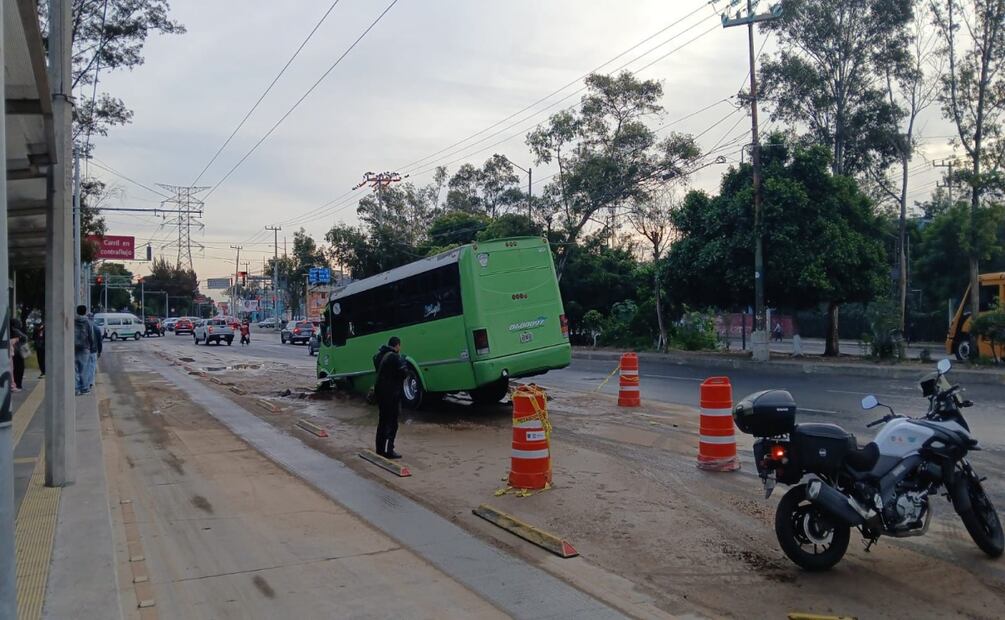 Camión cae en socavón en Coyoacán; fuga de agua habría provocado el hundimiento. Foto: Especial