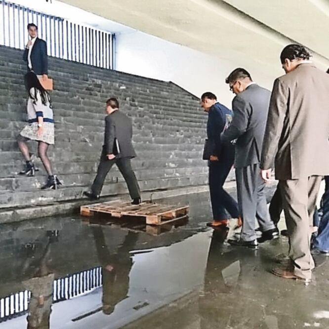 Estudian opciones. Una comitiva recorrió los posibles tramos por los que López Obrador saldría luego de rendir protesta. Foto: ALEJANDRA CANCHOLA. EL UNIVERSAL
