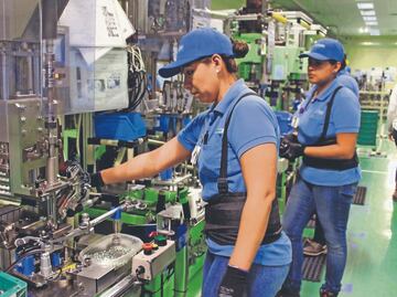Maquiladoras recortan empleos por aranceles
