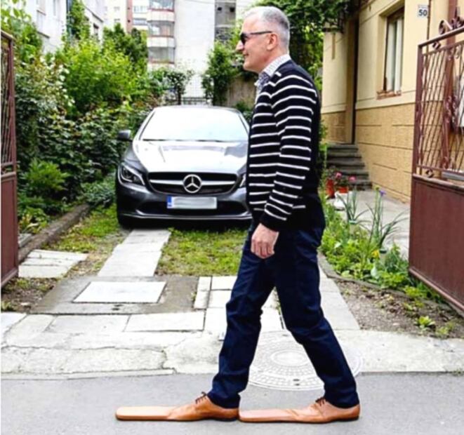 Lanzan zapatos XL para fomentar el distanciamiento social