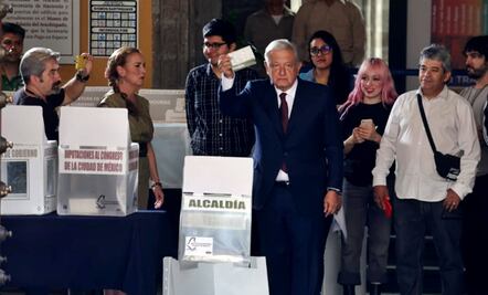 AMLO acude a emitir su último voto como Presidente; “¡Ánimo!”, expresa