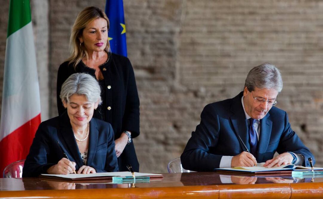 La directora general de UNESCO Irina Bokova y el canciller italiano Paolo Gentiloni firman un acuerdo de protección a los tesoros culturales en Roma. (FOTO: AP)