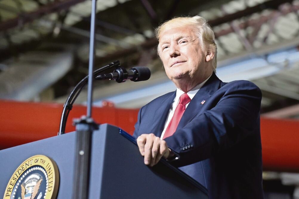 El presidente Donald Trump dijo ayer a simpatizantes en Iowa que era la primera vez que compartía su idea de paneles solares para el muro. (SUSAN WALSH. AP)