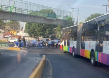 Padres de familia bloquean Avenida Central; exigen se repare primaria dañada por sismos de 2017