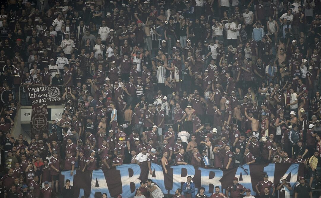 Aficionados del Lanús - Foto: AP