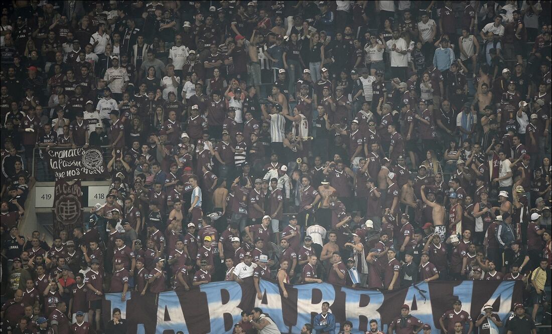 Aficionados del Lanús - Foto: AP