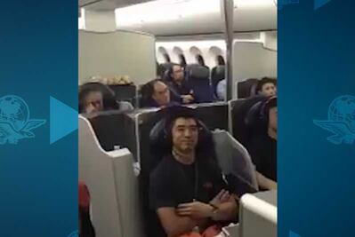 Ovacionan a rescatistas japoneses en avión