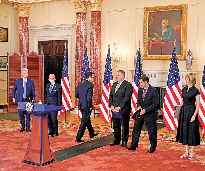 El secretario de Estado, Mike Pompeo (tercero de der. a izq.), pidió a Europa apoyar las sanciones. Foto: PATRICK SEMANSKY. AFP