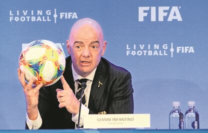 Por coronavirus, Gianni Infantino ve insostenible jugar sin aficionados