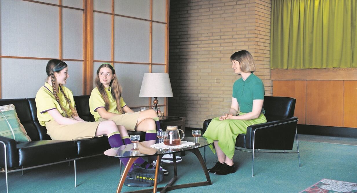 La profesora Novak (der.) convierte a su grupo de estudiantes en una especiede culto llamado Club Zero. Foto: Especial