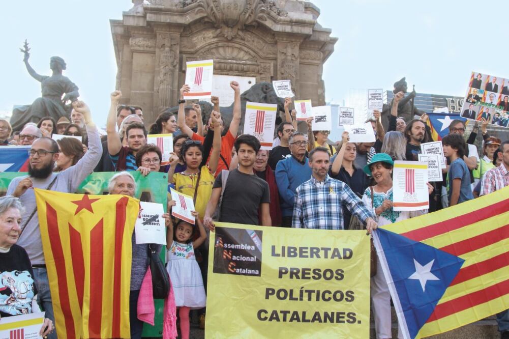 Manife stación. Catalanes asistieron al Ángel con las banderas de Cataluña y cartulinas con el mensaje: “Libertad a los presos políticos”
