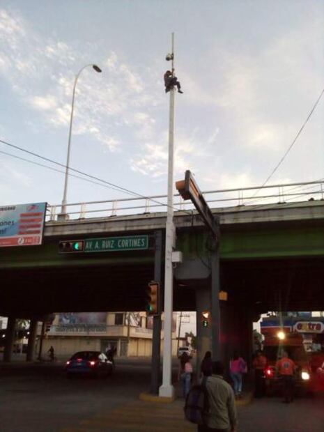 Hombre trepa poste de 20 metros; amenaza con lanzarse