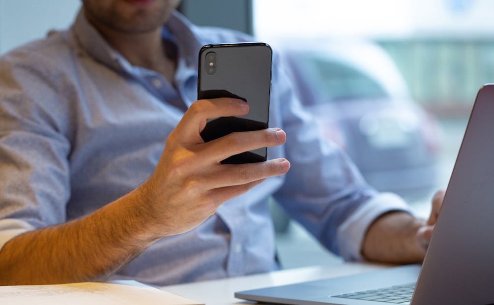 5 trucos para ahorrar datos móviles cuando ves redes sociales. Imagen: Magnific