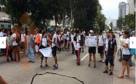 Integrantes de la CETEG bloquean la Costera Miguel Alemán