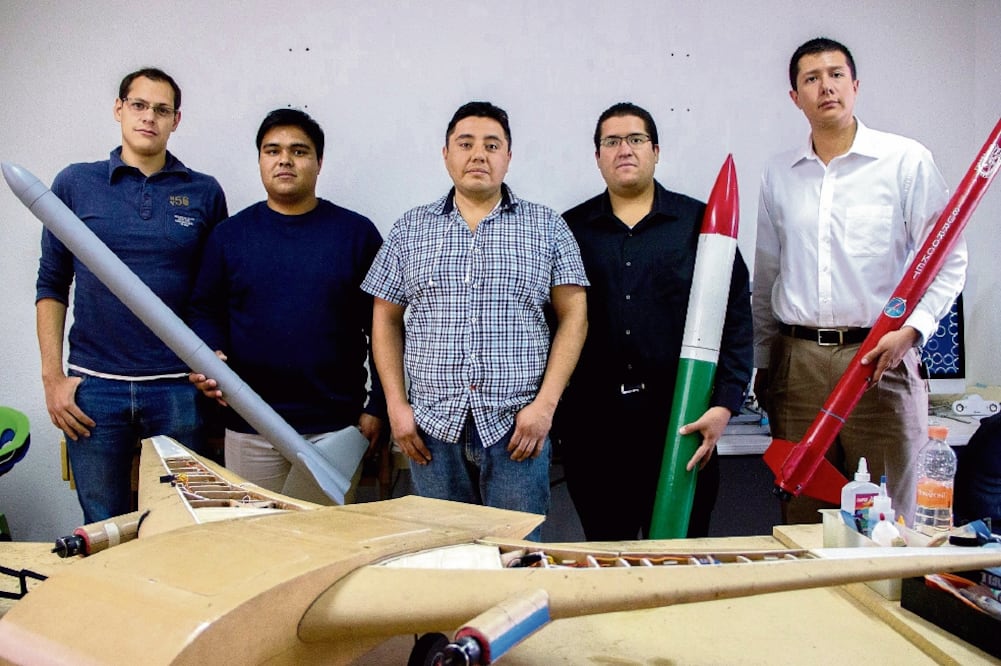 Alumnos explicaron que el primer prototipo de las aletas del cohete se realizó en una impresora 3D (que usa plástico ABS). (ARCHIVO EL UNIVERSAL)