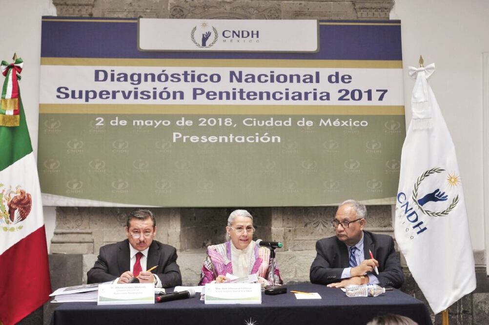 Ruth Villanueva, visitadora de la CNDH (centro), dijo que el problema penitenciario no se puede dejar de lado ni debe ser invisible. (CNDH)