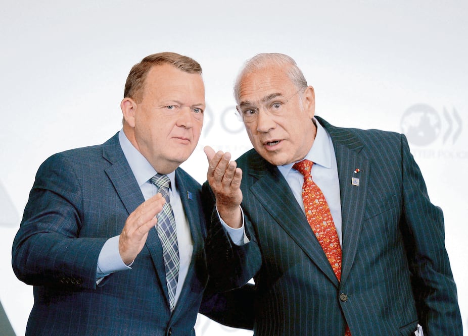 El primer ministro de Dinamarca, Lars Lokke Rasmussen, y José Ángel Gurría, secretario general de la OCDE, durante la reunión de la organización (ERIC PIERMONT. AFP)