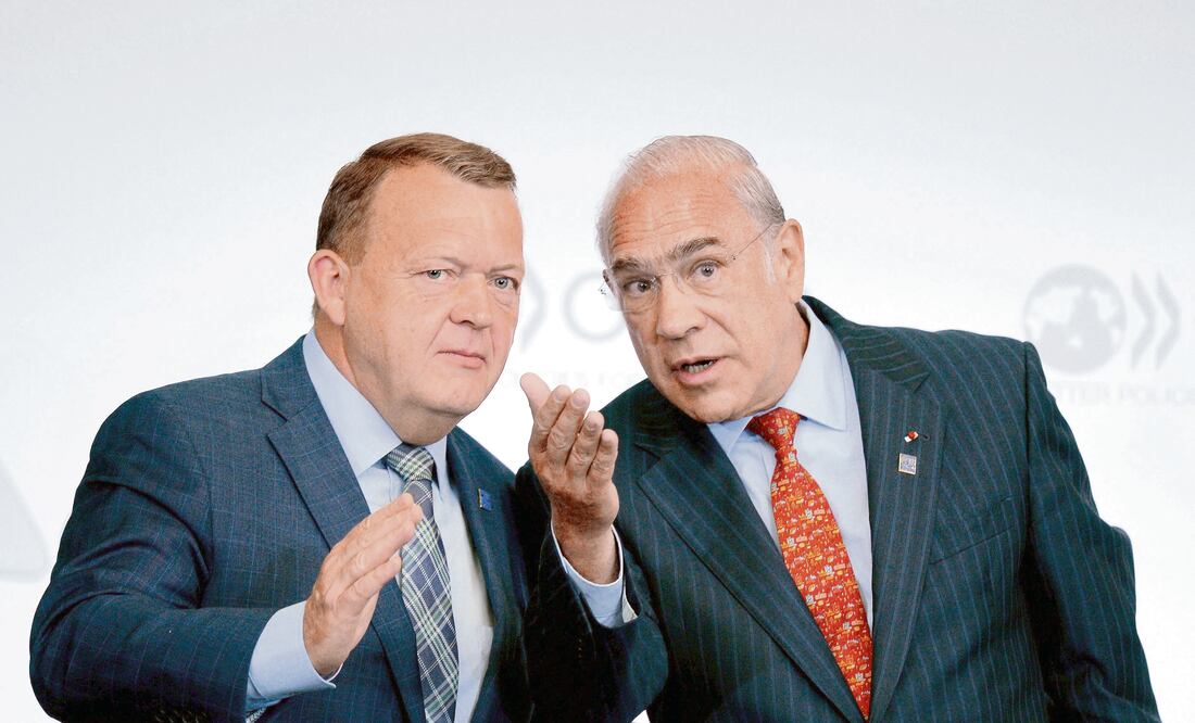 El primer ministro de Dinamarca, Lars Lokke Rasmussen, y José Ángel Gurría, secretario general de la OCDE, durante la reunión de la organización (ERIC PIERMONT. AFP)