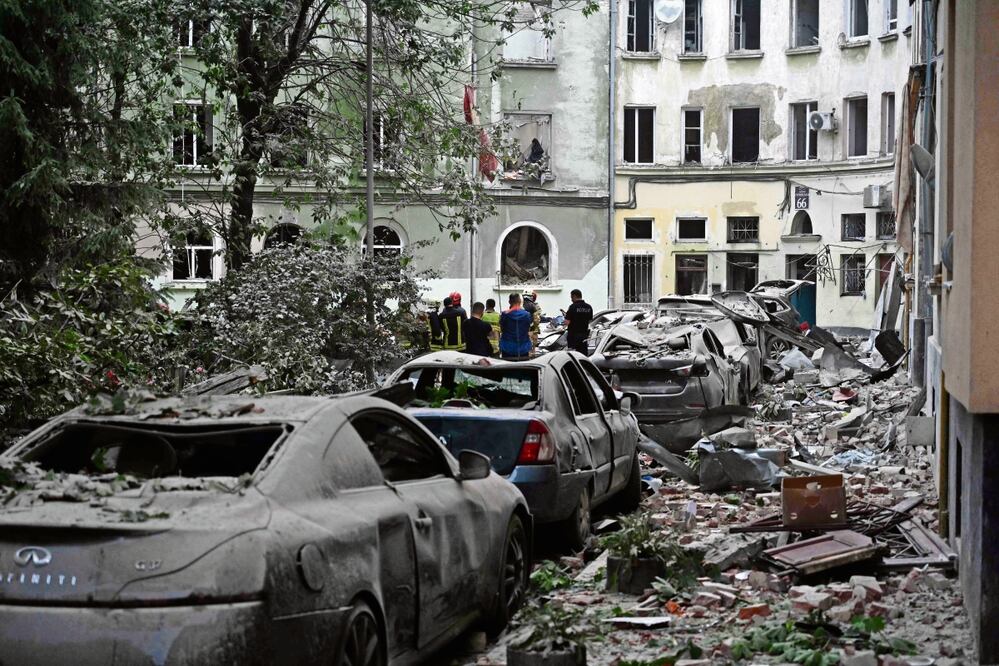 Rescatistas frente a un edificio de apartamentos parcialmente destruido por un ataque en Lviv. Foto: Yuriy Dyachyshyn/AFP
