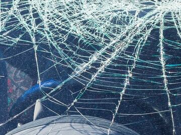 Encuentra a su esposo con la amante y le destruye el auto