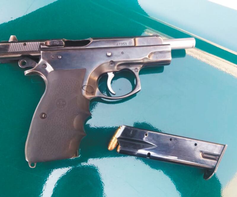 Dos armas de fuego, 47 cartuchos útiles y una camioneta color blanco fueron los objetos que la policía les aseguró a 10 presuntos delincuentes. Foto: ESPECIAL