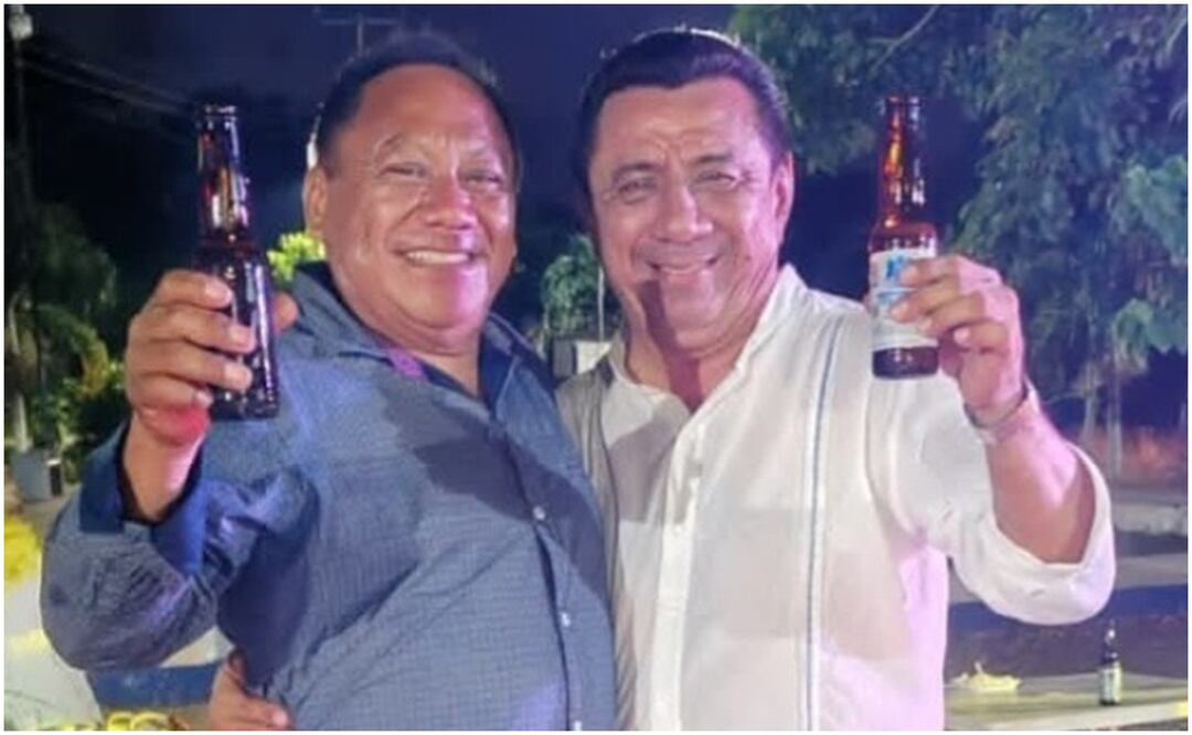 Enrique Uc Barbosa (izquierda), regidor de Morena en Tizimín, Yucatán, ahora es distribuidor de cerveza en las comunidades de esta región (17/12/2024). Foto: Especial