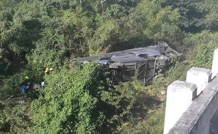 Cae de puente autobús con profesores en Cuba; hay al menos 10 muertos y 25 heridos