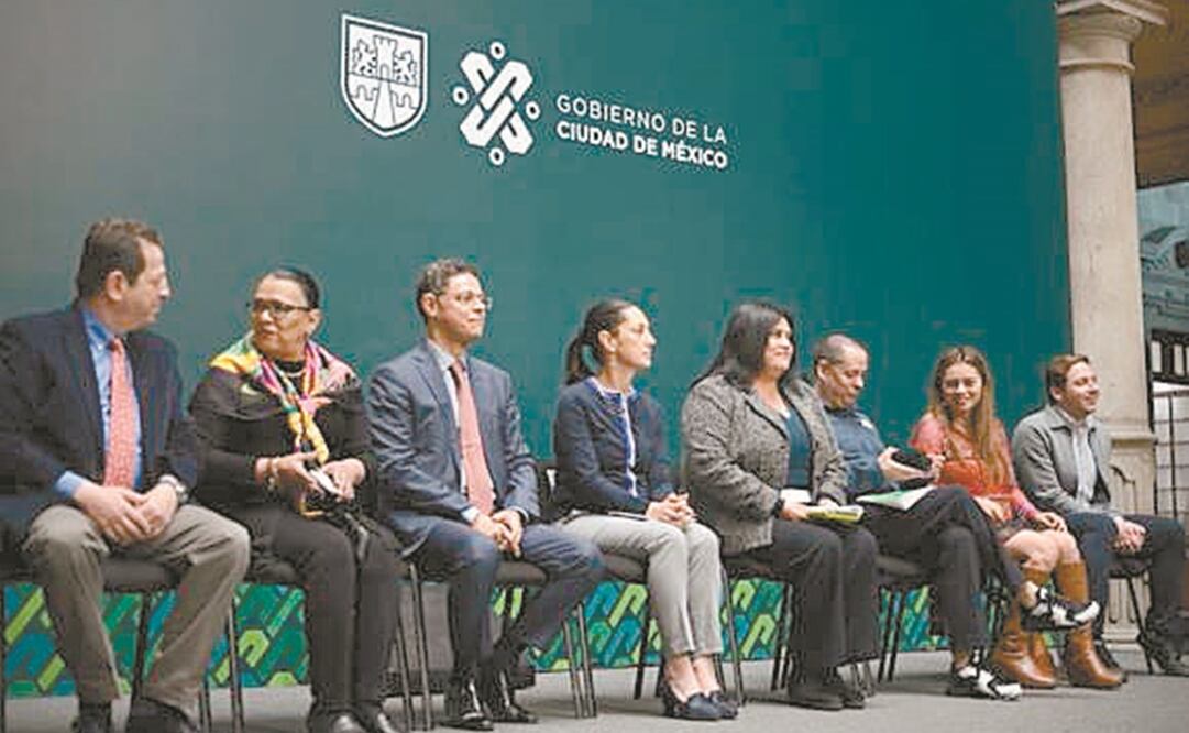 La jefa de Gobierno, Claudia Sheinbaum (centro), dijo que con Llave CDMX habrá un “salto cualitativo” grande en esta administración para facilitarle la vida al ciudadano en trámites y servicios. Foto: Archivo. EL UNIVERSAL