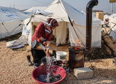 En vez de donar, organización vendió tiendas de campaña a víctimas del sismo en Turquía