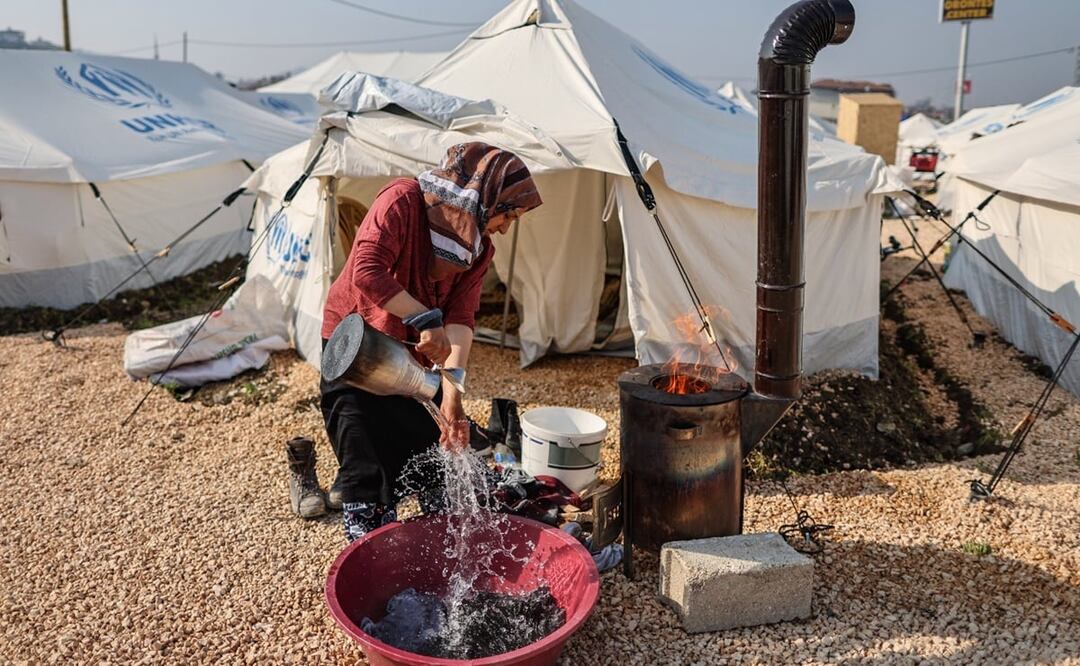 Una refugiada siria lava su ropa en un campamento improvisado tras los fuertes terremotos en Hatay, Turquía. Foto: EFE