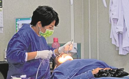 Gravedad del Covid-19 se relaciona con problemas de salud en las encías: estudio