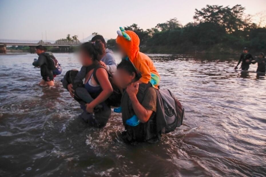 Cientos de migrantes centroamericanos ingresan a México desde Guatemala