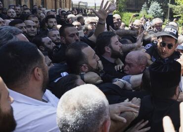 Armenia arresta a importante clérigo; lo acusan de incitar al derrocamiento del primer ministro