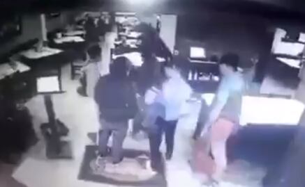 Asaltan a comensales en Coyoacán; se llevan autos