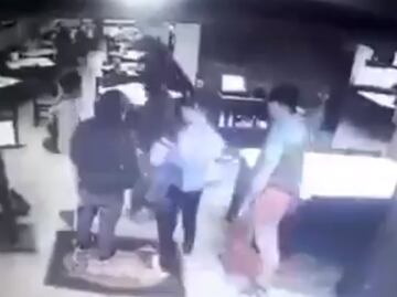 Asaltan a comensales en Coyoacán; se llevan autos