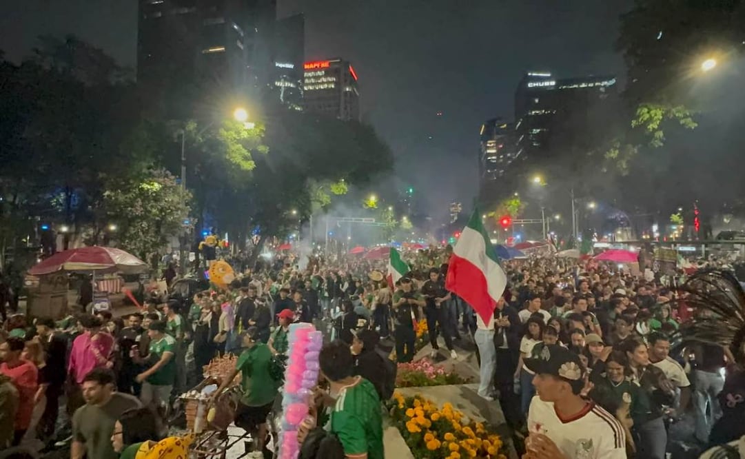 Festejos en el Ángel de la Independencia por el triunfo de la Selección Nacional. Foto: Valente Rosas / EL UNIVERSAL