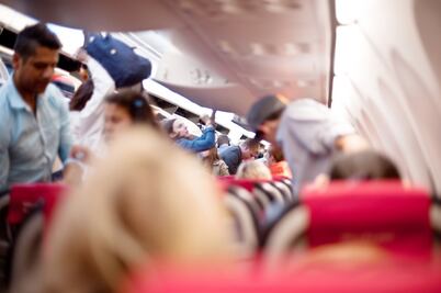 Multarán a pasajeros de avión que se  levanten antes de tiempo