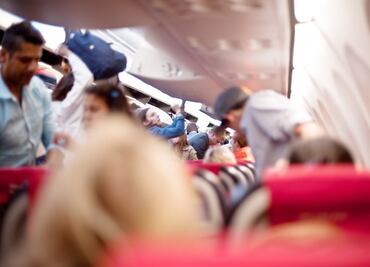 Multarán a pasajeros de avión que se  levanten antes de tiempo
