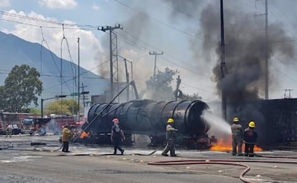 Se incendia pipa cargada con combustible tras choque en Nuevo León