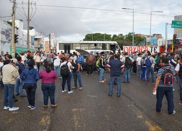 CNTE bloquea accesos al Centro de Convenciones que inaugurará Peña Nieto